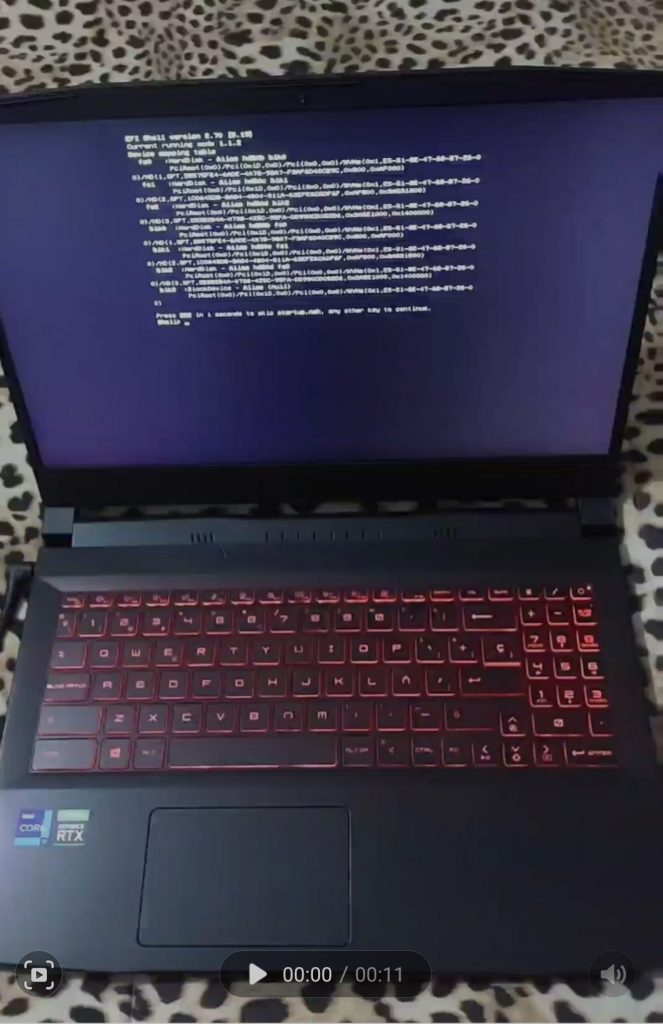 portátil gamer MSI Katana abierto, con teclado iluminado en rojo